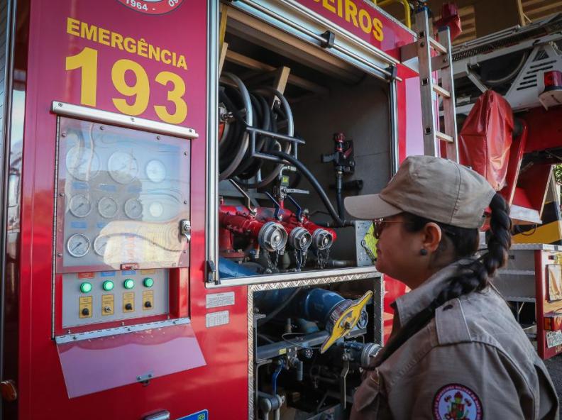 Bombeiras superam desafios e conquistam espaço como condutoras de viaturas de emergência
