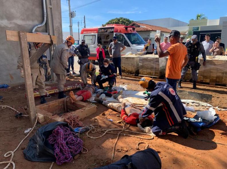 Corpo de Bombeiros resgata vítimas de intoxicação por gases em obras de cisterna no interior de MT