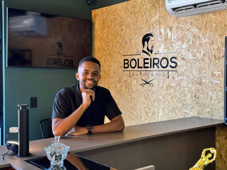 Desenvolve MT apoia empreendedor com crédito para abrir segunda barbearia