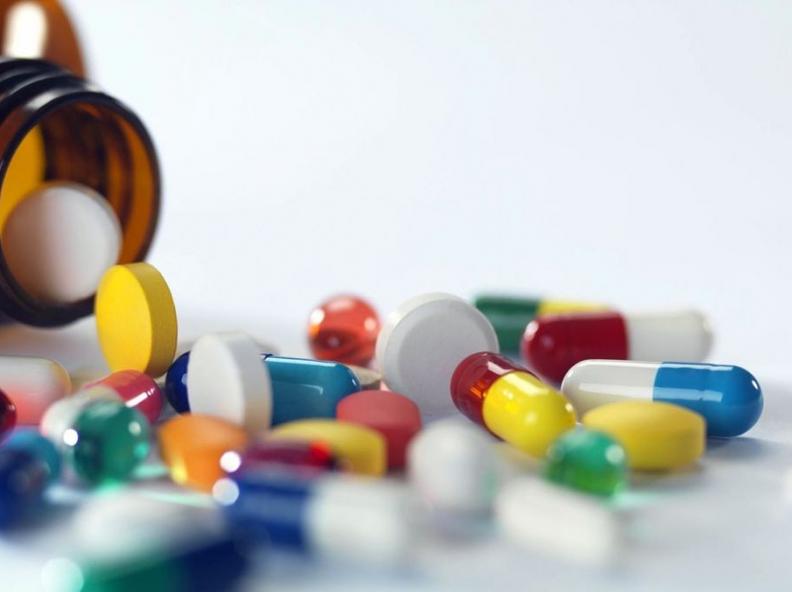 Entidades criticam permissão para farmacêutico prescrever medicamento