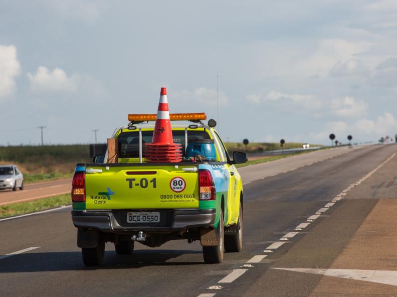 BR-163: vagão de carreta tomba em serra e carga se espalha na pista
