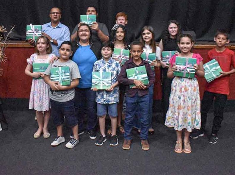 Cultura e Juventude entrega calendários aos vencedores do Concurso Municipal de Desenho