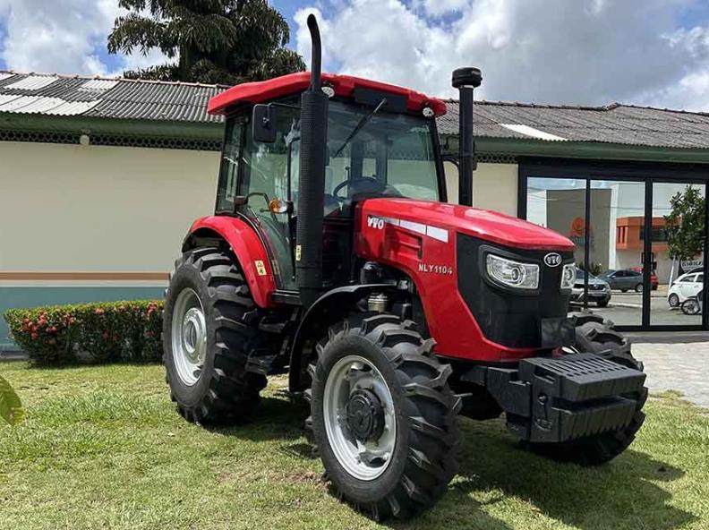 Administração Municipal adquire trator para fortalecer a agricultura familiar