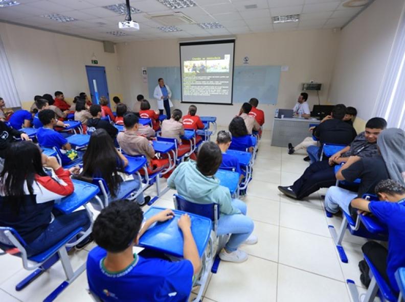 Secretaria de Saúde realiza palestras educativas com alunos do SENAI em Alta Floresta