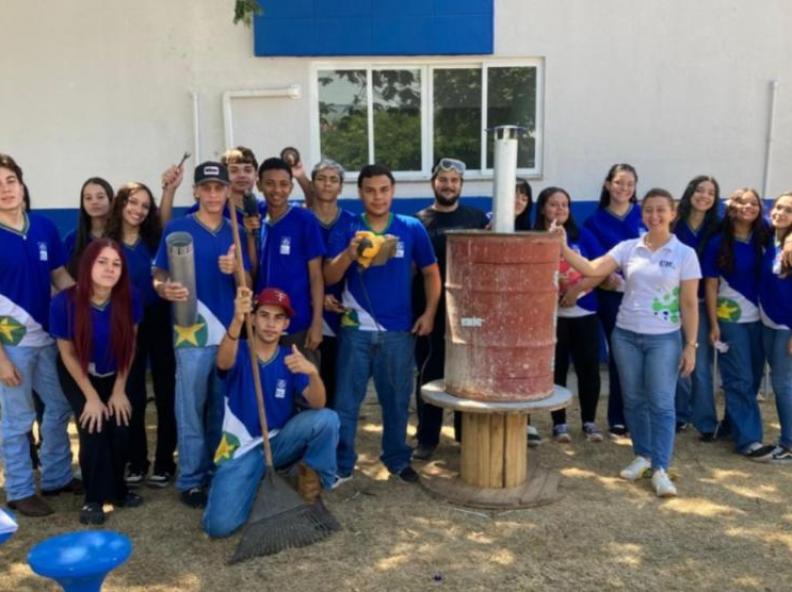 Estudantes da Escola Técnica Estadual de Alta Floresta constroem defumador artesanal durante aulas práticas