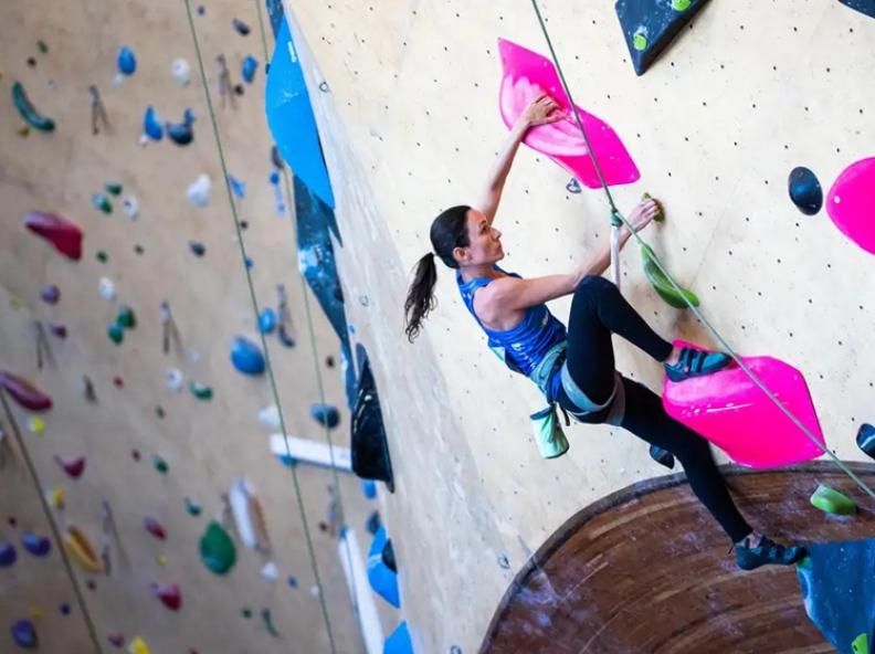 Marina Dias conquista bicampeonato no Mundial de escalada paralímpica