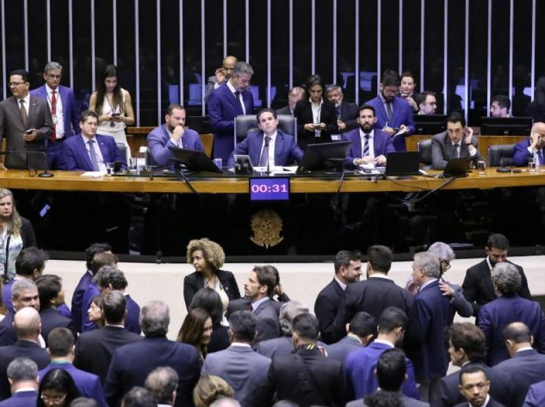 Câmara aprova projeto que isenta do Imposto de Renda quem ganha até R$ 5 mil por mês