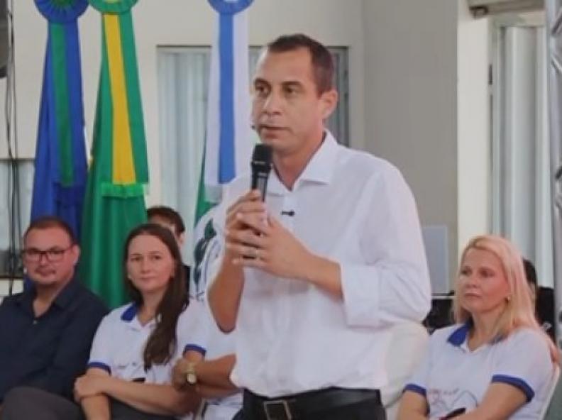 Prefeito de Nova Monte Verde destaca investimentos e avanços na educação durante seminário de boas práticas