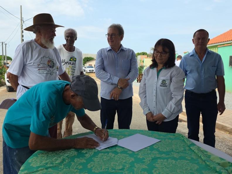 Paranaíta entrega as primeiras cinco casas do Residencial Dona Sebastiana a idosos do município