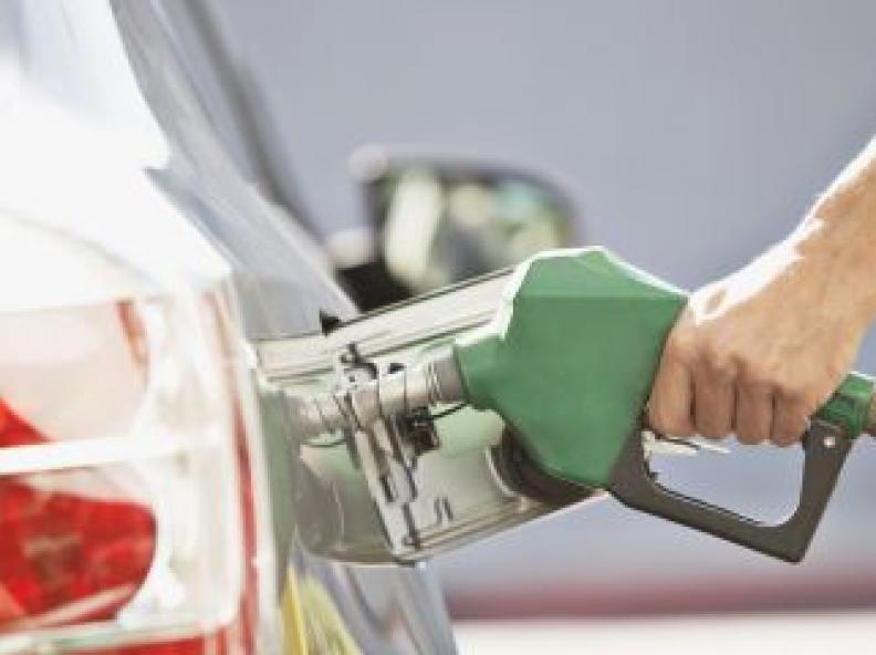 Petrobras anuncia redução de 4,09% no preço da gasolina; diesel terá alta de 6,57%