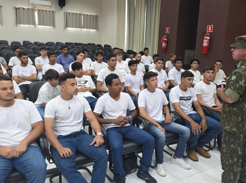 Jovens dispensados do Serviço Militar participação de cerimônia de Juramento à Bandeira em Paranaíta