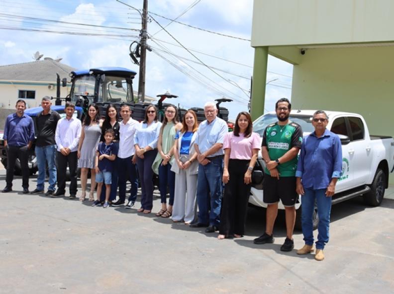 Nova Monte Verde recebe trator de pneus, plantadeiras e caminhonete Hilux