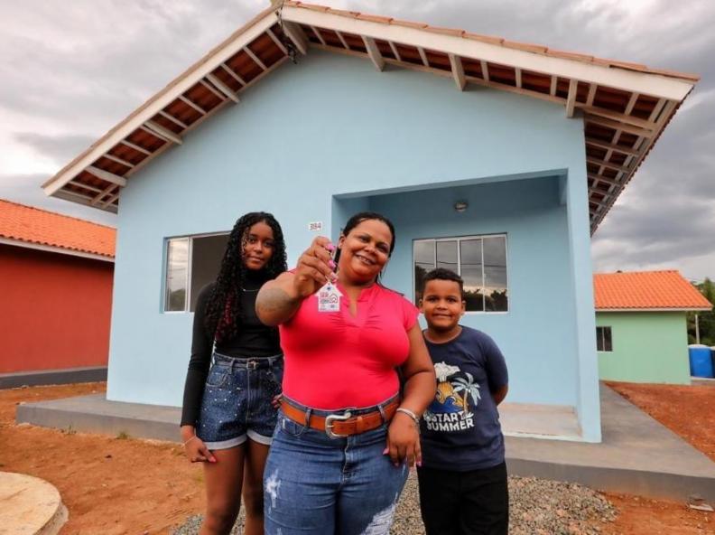Governo de MT entrega chaves de 32 casas gratuitas do SER Família Habitação a famílias de Paranaíta