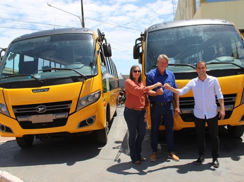 Nova Monte Verde: Prefeito Edemilson Marino entrega dois novos ônibus e amplia frota escolar