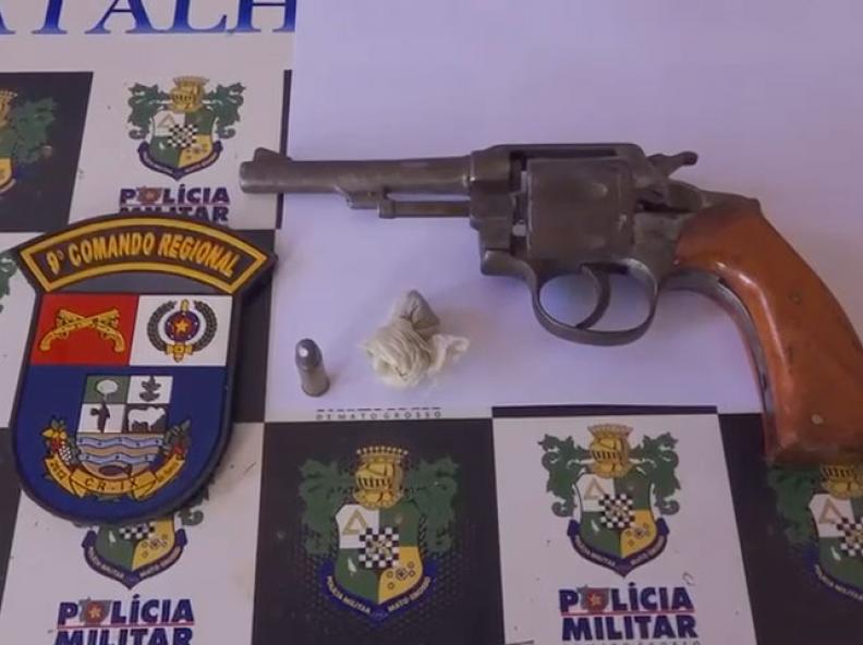 Homem  é preso em flagrante por uso de entorpecentes e porte ilegal de arma