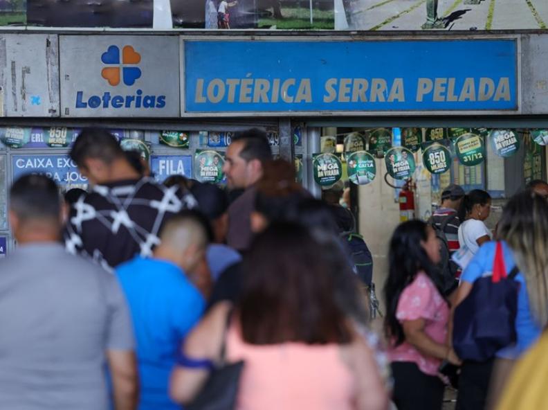 Lotéricas ficam cheias em dia de sorteio da Mega da Virada