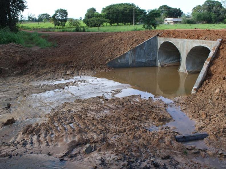 Prefeitura conclui substituição de bueiros de madeira por tubulares metálicos na MT 417
