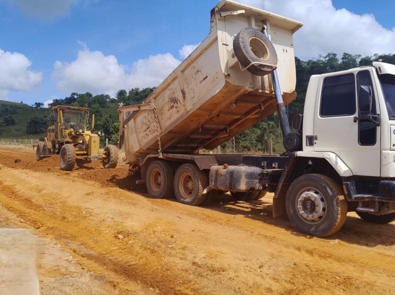 Prefeitura intensifica recuperação de pontes e cascalhamento em pontos críticos das estradas rurais do município
