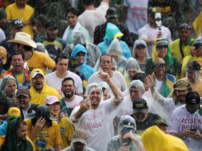Raio atinge manifestantes na Praça do Cruzeiro, em Brasília