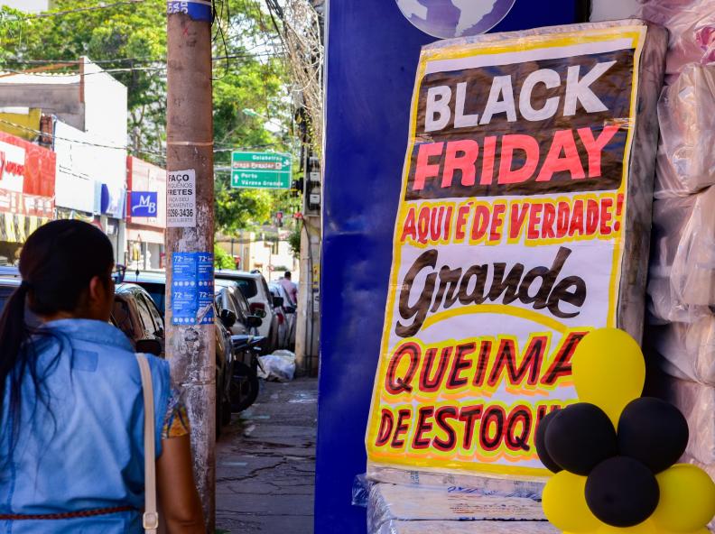 Consumidores devem pesquisar preços de produtos antes da Black Friday e ficar atentos, orienta Procon-MT