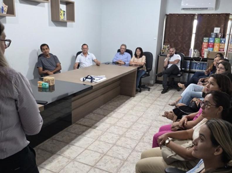 Prefeito de Paranaíta celebra avanços na educação municipal em reunião com gestores