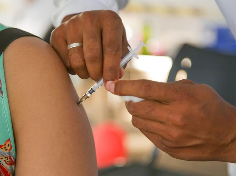 Secretaria Municipal de Saúde inicia vacinação contra a dengue para crianças e adolescentes de 10 a 14 anos