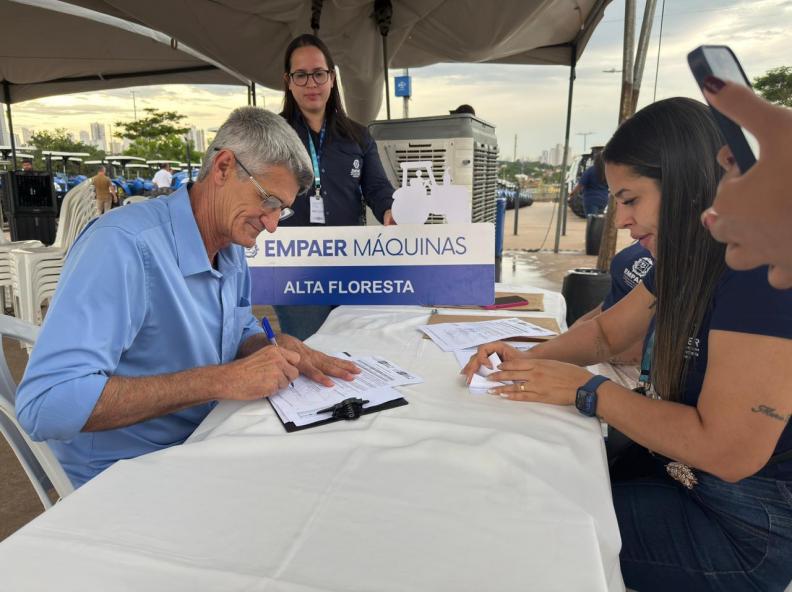 Prefeitura de Alta Floresta recebe trator por meio de programa estadual de mecanização agrícola