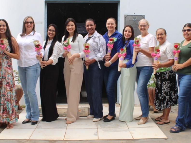Prefeitura de Nova Monte Verde celebra Dia da Mulher com entrega de rosas às servidoras