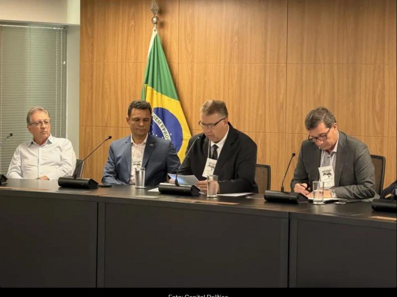 Prefeito e vice de Paranaíta reforçam defesa de interesses municipais em encontro nacional da AMUSUH em Brasília