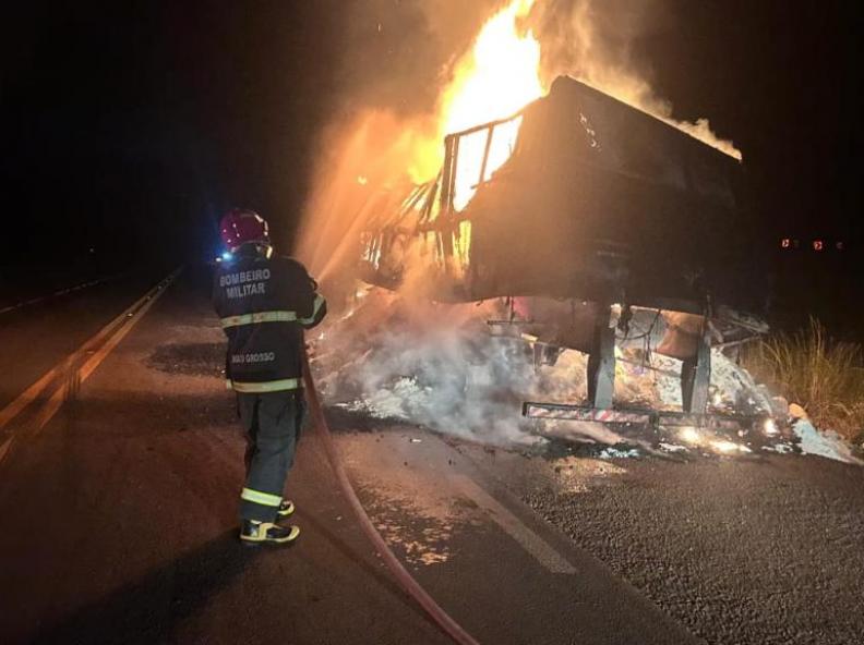 Carreta com farinha de trigo é destruída por incêndio na BR-070, próximo a Campo Verde