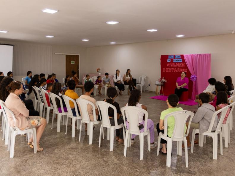 Primeira-dama Vilma Gamba participa de encontro com crianças no CRAS Casa da Família