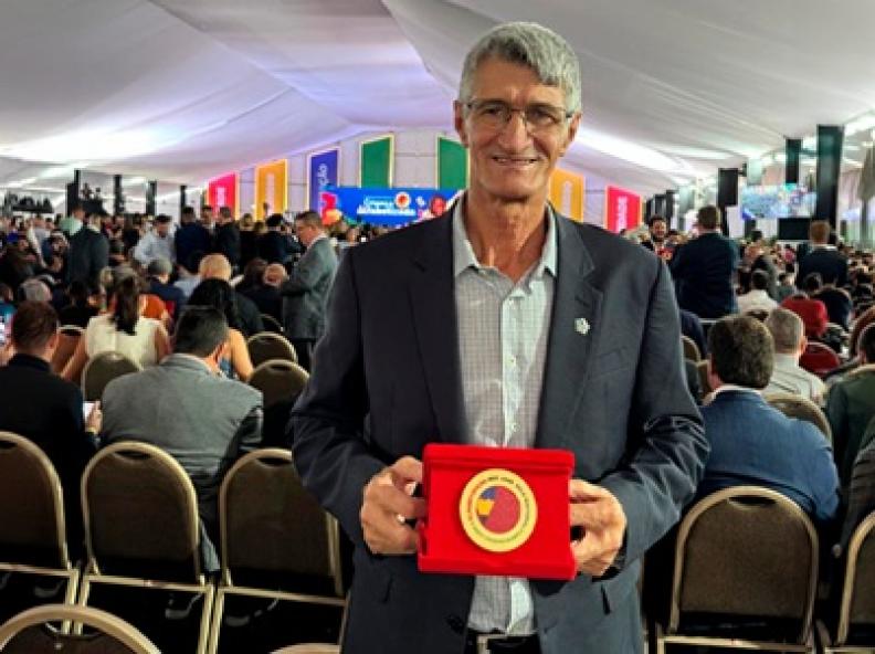 Chico Gamba recebe prêmio nacional em Brasília após conquista estadual e destaca avanço histórico da educação em Alta Floresta