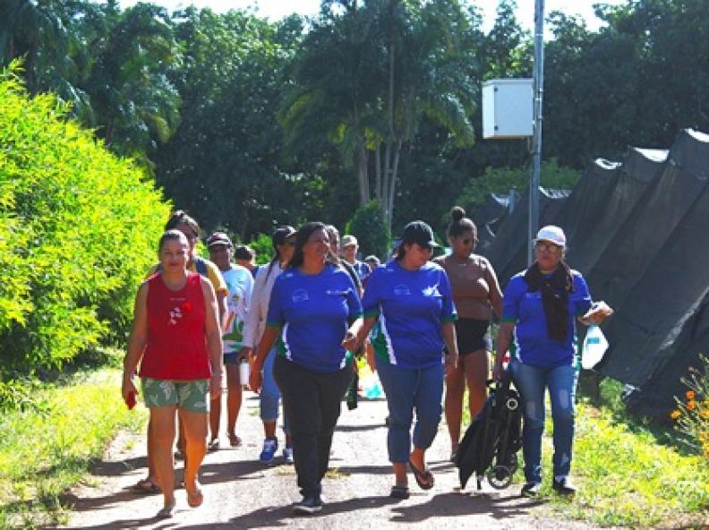 CRAS e Secretaria de Agricultura promovem visita técnica na Horta do Viveiro Municipal e fortalecem educação ambiental com mulheres e crianças