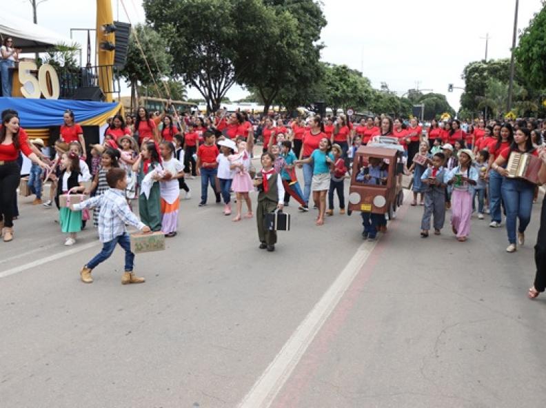 Alta Floresta celebra 50 anos com desfile cívico histórico na avenida Ariosto da Riva