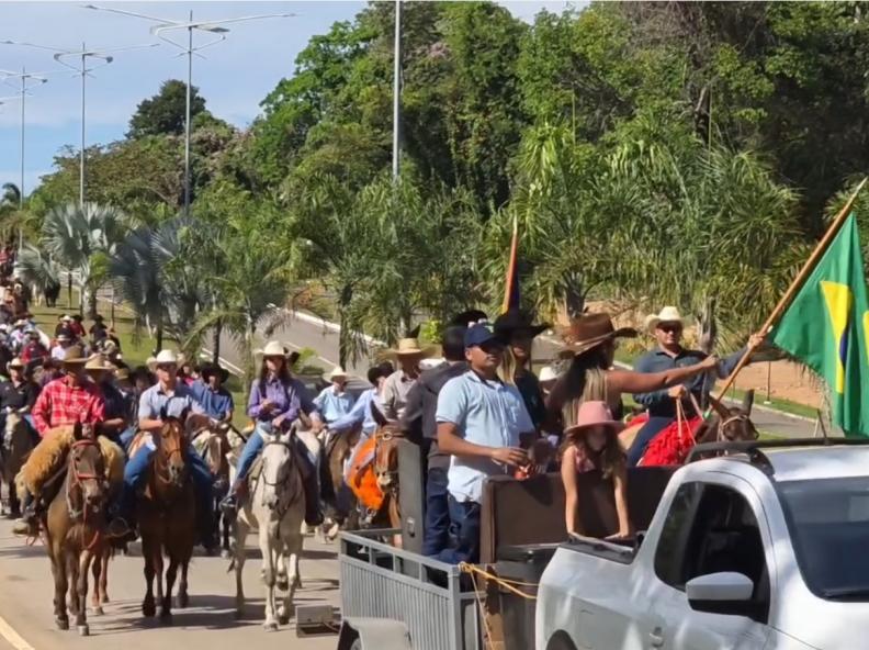 Cavalgada Exposhow abre as comemorações dos 47 anos de Paranaíta com fé, tradição e confraternização