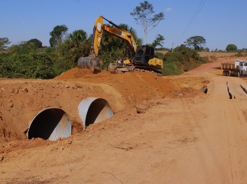 Infraestrutura rural avança em Nova Monte Verde com substituição de pontes por bueiros metálicos