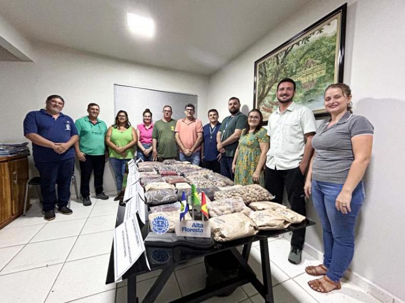 Padrinhos do Adote uma Nascente realizam doação de sementes