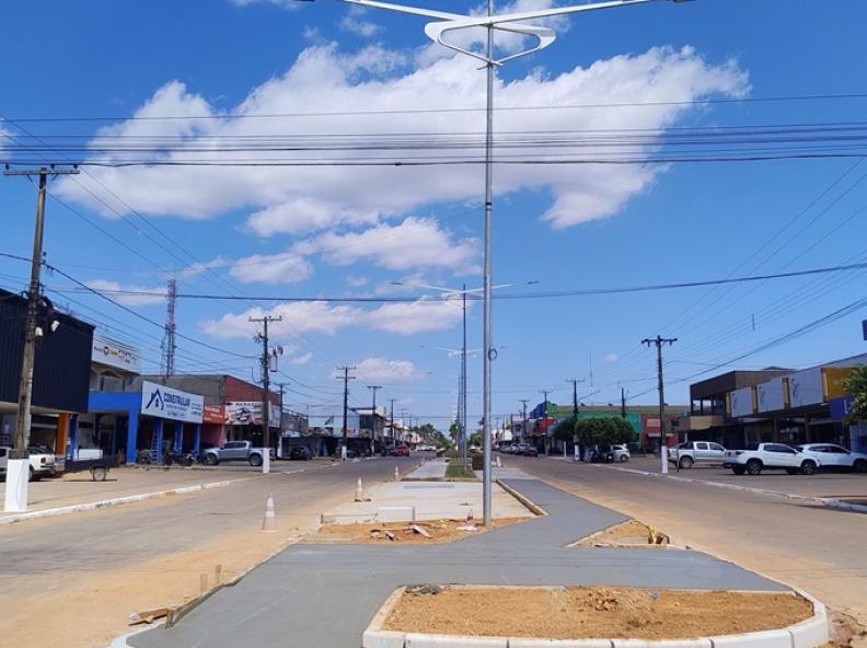 Prefeito Edemilson Marino acompanha avanço das obras de revitalização da área central de Nova Monte Verde