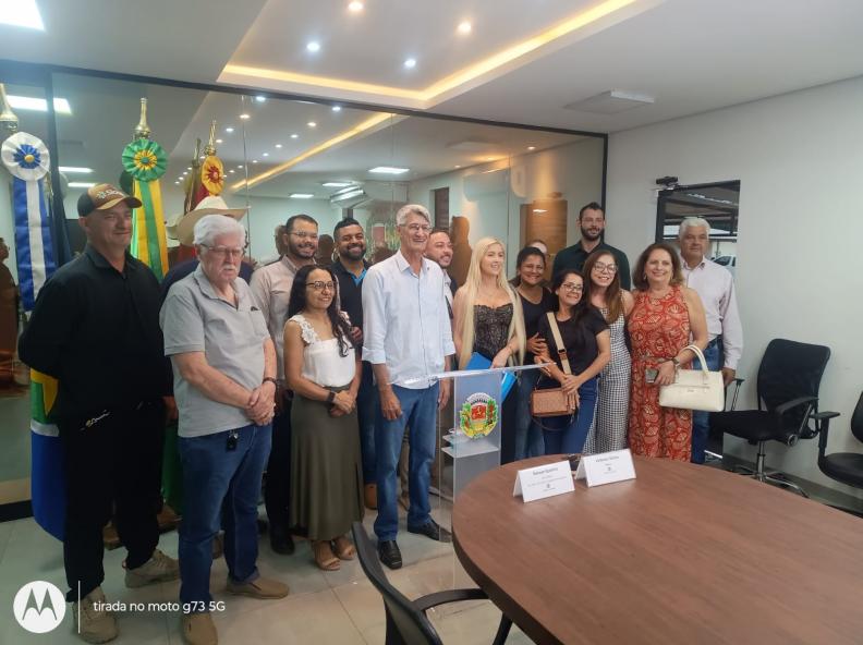 Prefeito Chico Gamba assina ordens de serviço e autoriza obras de pavimentação em três bairros; investimento chega a R$ 7,1 milhões