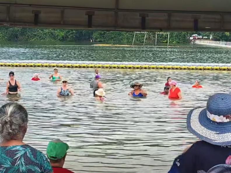 Melhor Idade de Paranaíta leva alegria e cor à Ilha Fest Praia em dia de lazer às margens do Rio Teles Pires