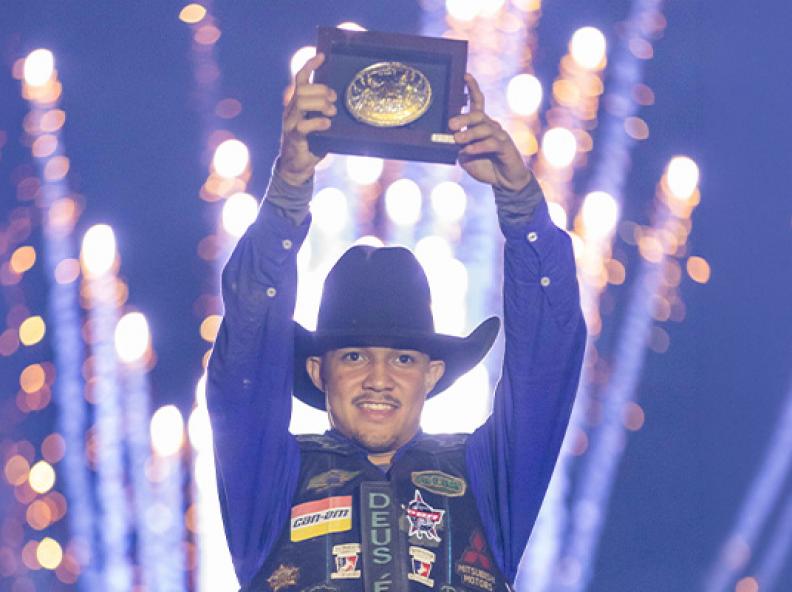 O jovem fenômeno João Paulo Velasco venceu a etapa da PBR no Itaquá Rodeio Fest e assumiu a liderança do Brasileirão