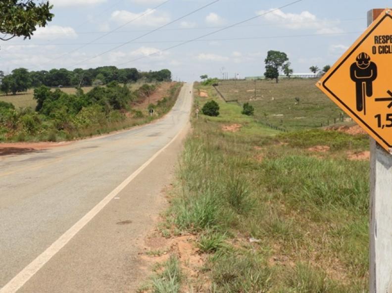 Prefeitura de Nova Monte Verde instala placas de alerta para ciclistas em trecho da MT-208