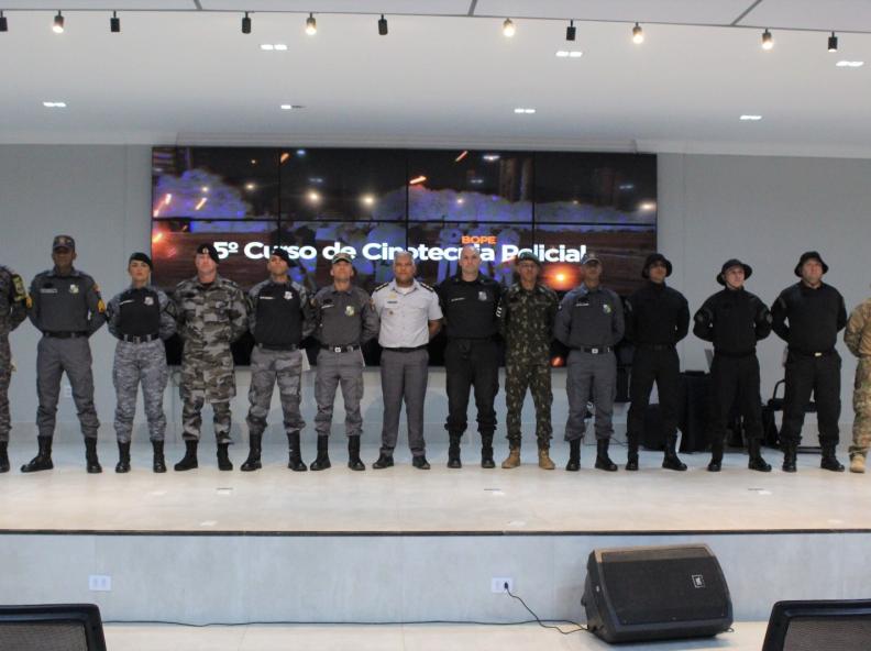 Bope forma 11 policiais em curso para uso de cães em operações de segurança