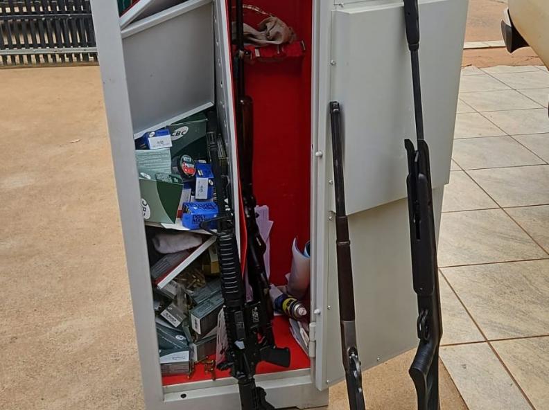  PM prende 4 suspeitos de roubo e sequestro e recupera caminhonete e cofre com armas