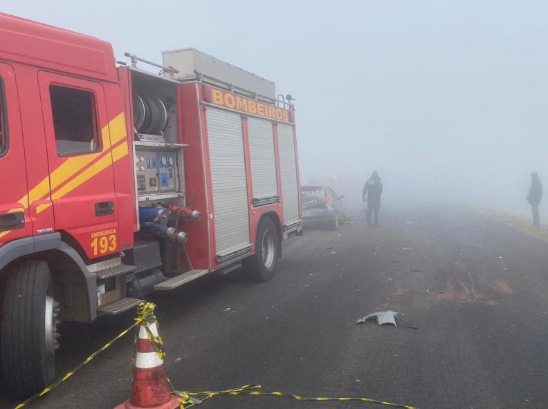 Corpo de Bombeiros Militar combate incêndio em caminhão baú