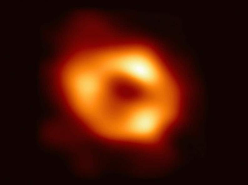 Buraco negro no centro da nossa galáxia está girando tão rápido que distorce o espaço-tempo