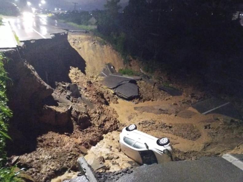 Cratera ‘engole’ pista da BR-470 e provoca acidente em Rio do Sul