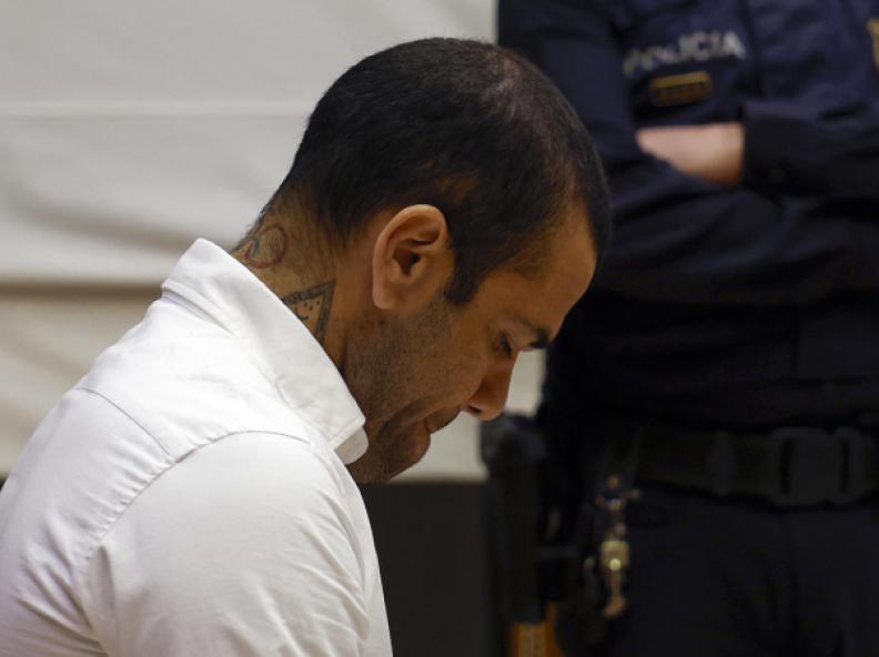 Daniel Alves é condenado a quatro anos e meio de prisão por estupro na Espanha