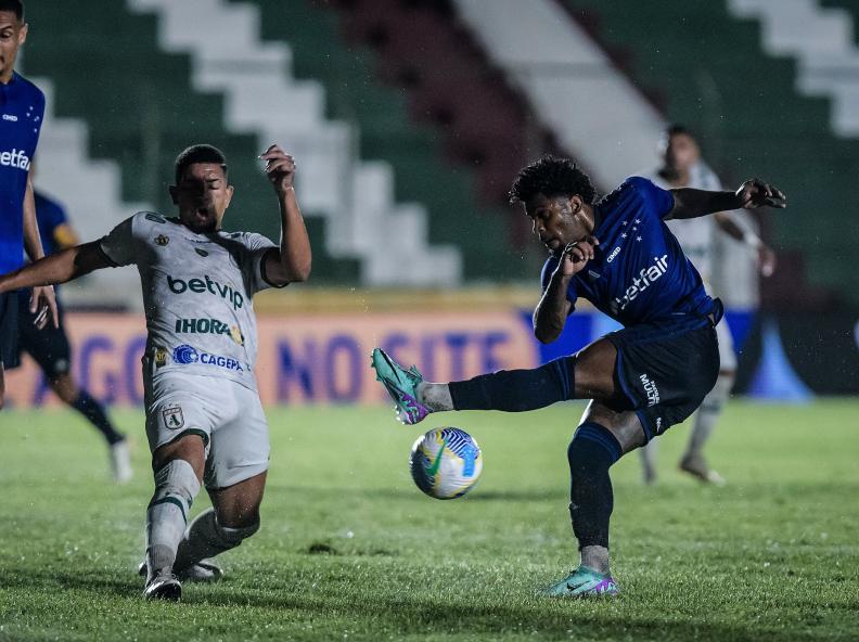 Sousa marca duas vezes no final, e Cruzeiro dá adeus à Copa do Brasil