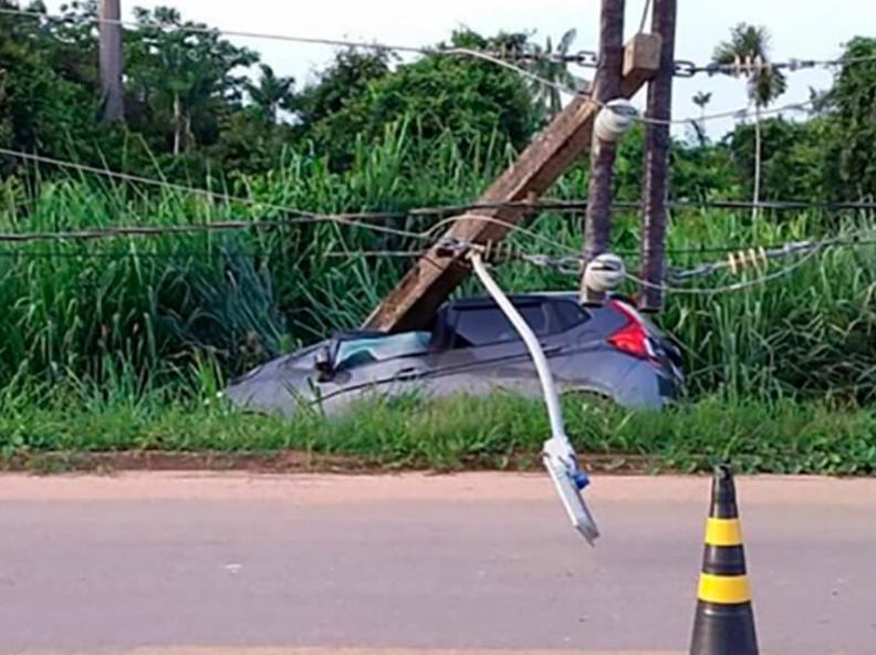 Acidente no Bairro Boa Nova 3: Veículo colide com poste em Alta Floresta
